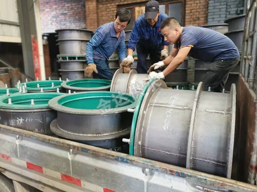 金达供水柔性防水套管装车现场